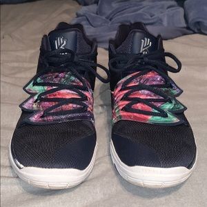 Kyrie 3 7Y (GREAT CONDITION)